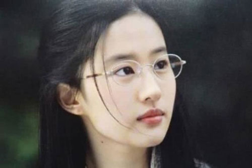 Lưu Diệc Phi gây sốt với loạt ảnh cũ, mức độ trong sáng khiến dân mạng phải thốt lên 'đẹp hơn cả sương sớm mai'