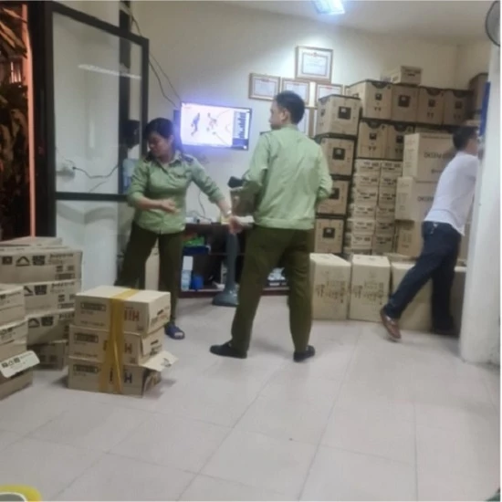 Phát hiện hàng trăm thùng thực phẩm chức năng, thực phẩm dinh dưỡng và mỹ phẩm có dấu hiệu nhập lậu tại Hà Nội.