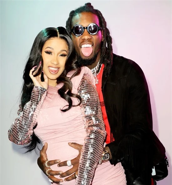 Tháng 4/2018, Cardi B thông báo mang bầu. Cô rất hạnh phúc khi sắp được trở thành mẹ nhưng không hề biết rằng trong khoảng thời gian mình đang bụng mang dạ chửa, Offset vẫn bí mật tằng tịu với những cô gái khác.