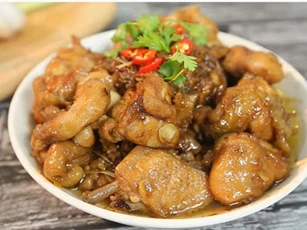 Lạ miệng với món gà kho xì dầu gừng sả