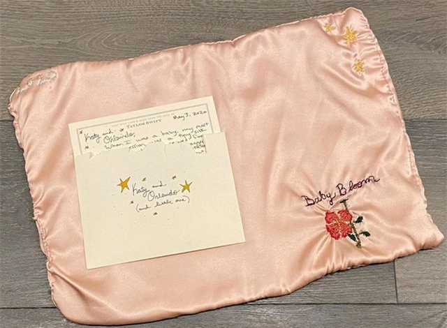 Katy Perry hạ sinh con đầu lòng, Taylor Swift gửi tặng khăn thêu tay - Ảnh 1.