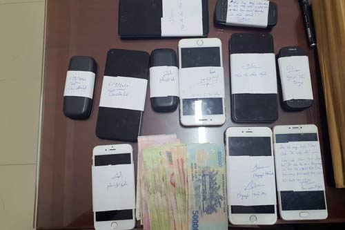 Vợ chồng 8X cầm đầu đường dây đánh bạc, cá độ bóng đá qua mạng ở Quảng Nam