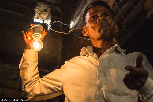 Chuyện lạ: Người đàn ông cứ đói là ăn điện thay cơm