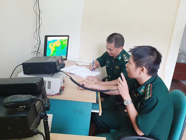 Trạm thông tin liên lạc biển của Đồn Biên phòng Phú Lộc (Đà Nẵng) đang liên lạc với các ngư dân hoạt động trên biển (Ảnh: Trúc Hà)