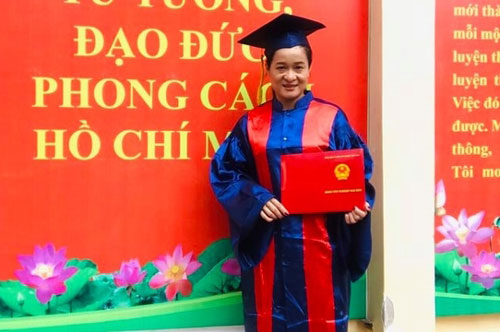 Thanh Hoa 'Hai Phượng' mặc áo cử nhân ở tuổi 38