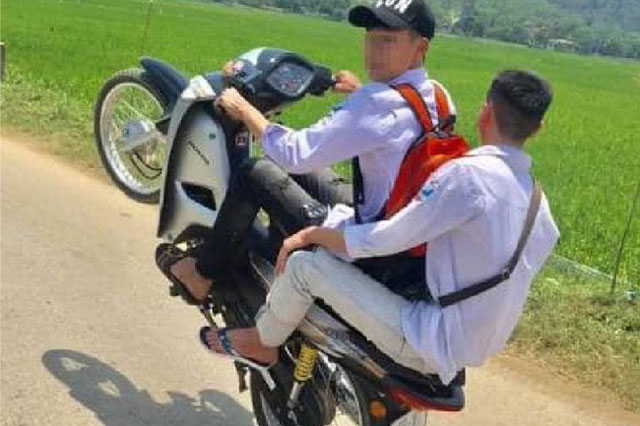 Xử phạt 2 trường hợp khoe bốc đầu xe máy trên mạng xã hội