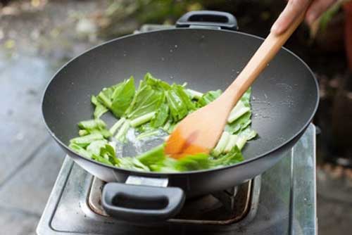 Sai lầm tai hại khi xào, nấu rau xanh hầu như ai cũng mắc phải