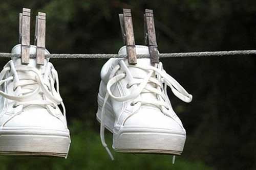 Bỏ nắm muối vào giày thể thao, sau một đêm điều bất ngờ xảy ra