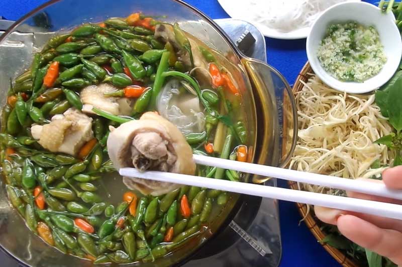 Hướng dẫn nấu lẩu gà ớt hiểm cho ngày mưa thêm ấm áp