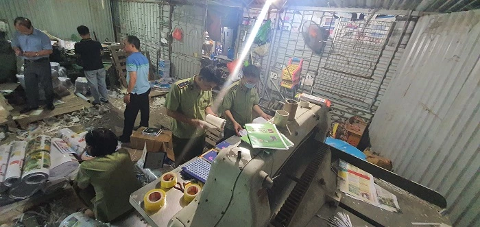 Lực lượng chức năng đã tạm giữ toàn bộ gần 60 nghìn quyển sách thành phẩm giả NXB Giáo dục Việt Nam và gần 4 tấn bán thành phẩm chưa đóng quyển.