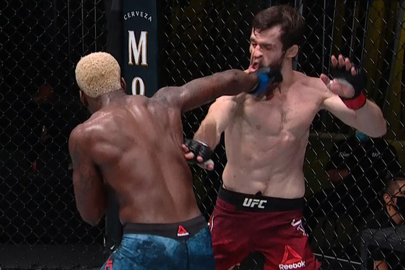 Chiêm ngưỡng cú đấm vòng cung ‘siêu tốc’ khiến võ sĩ Nga bật ngửa