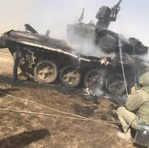 Xe tăng T-90A hỏng nặng sau khi trúng tên lửa 9M113 Konkurs từ xe chiến đấu bộ binh BMP-2. Ảnh: Vpk.