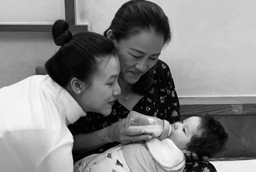 Lần đầu khoe rõ mặt quý tử lai Tây, Hoàng Oanh tâm sự: 'Làm mẹ mệt quá mẹ ơi!'