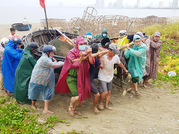 Đà Nẵng: 74 tàu, 618 lao động còn ở trên biển, nhiều tàu ở vùng nguy hiểm do bão số 5