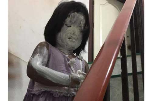 Sự thật "choáng váng" sau bức hình bé gái đứng ở cầu thang