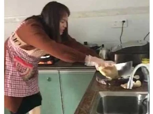 "Cười đau ruột" với cô gái "vật lộn" chiến đấu với chú gà luộc