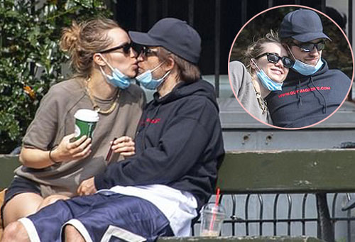 Robert Pattinson hôn bạn gái sau hai tuần dương tính Covid-19