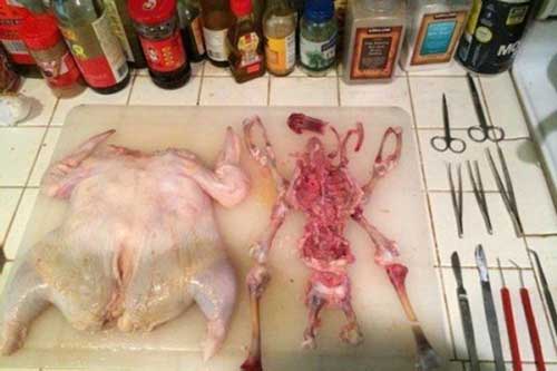 Nhờ bạn trai chặt gà, thành quả "bá đạo" đúng chất sinh viên Y khoa khiến cô gái không nói lên lời