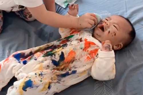 Vừa ra ngoài ít phút, mẹ vào phòng đã thấy con gái vẽ 7 sắc cầu vồng kín người em