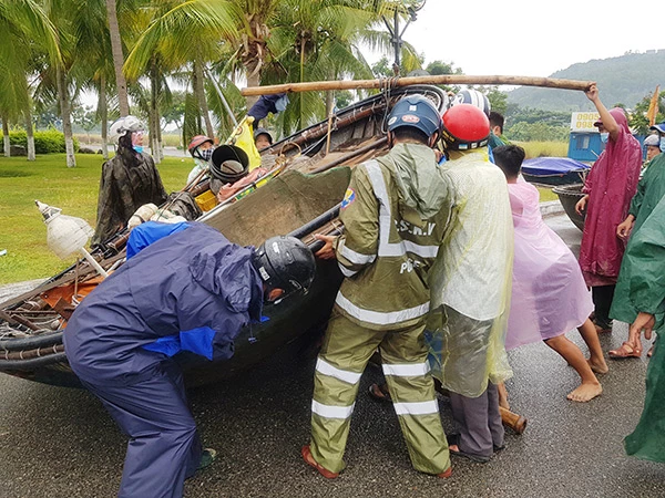 Sáng 17/9, ngư dân Đà Nẵng khẩn trương đưa tàu thuyền nhỏ lên bờ tránh bão số 5