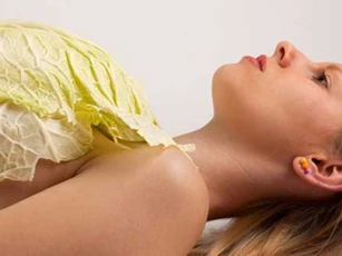 Tuyệt chiêu dùng lá bắp cải trị căng sữa sau sinh ở mẹ bầu