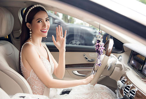 Phan Thị Mơ lái xế hộp 4,5 tỷ đi sự kiện