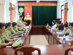 Quảng Bình: Tiêu hủy gần 9 tấn găng tay không còn giá trị sử dụng