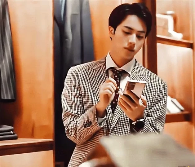 Jin (BTS) khiến fan gây thương nhớ với vẻ đẹp như hoàng tử trong quảng cáo mới - Ảnh 2