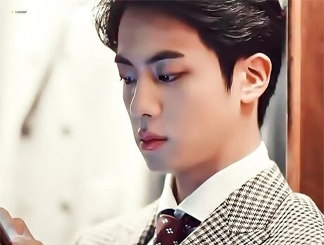 Jin (BTS) khiến fan gây thương nhớ với vẻ đẹp như hoàng tử trong quảng cáo mới - Ảnh 3