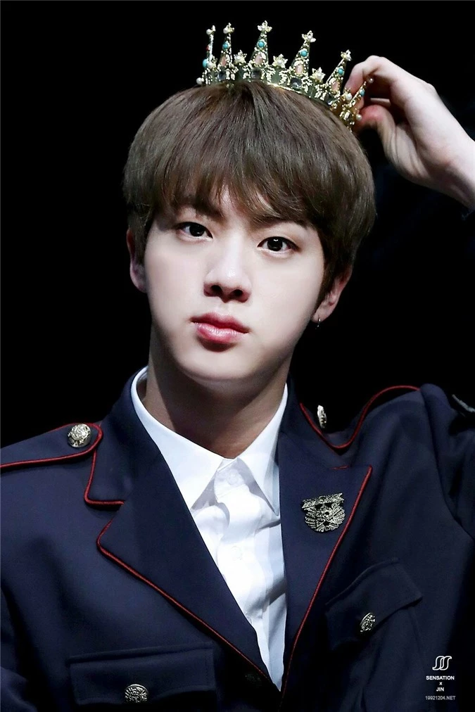 Jin (BTS) khiến fan gây thương nhớ với vẻ đẹp như hoàng tử trong quảng cáo mới - Ảnh 5