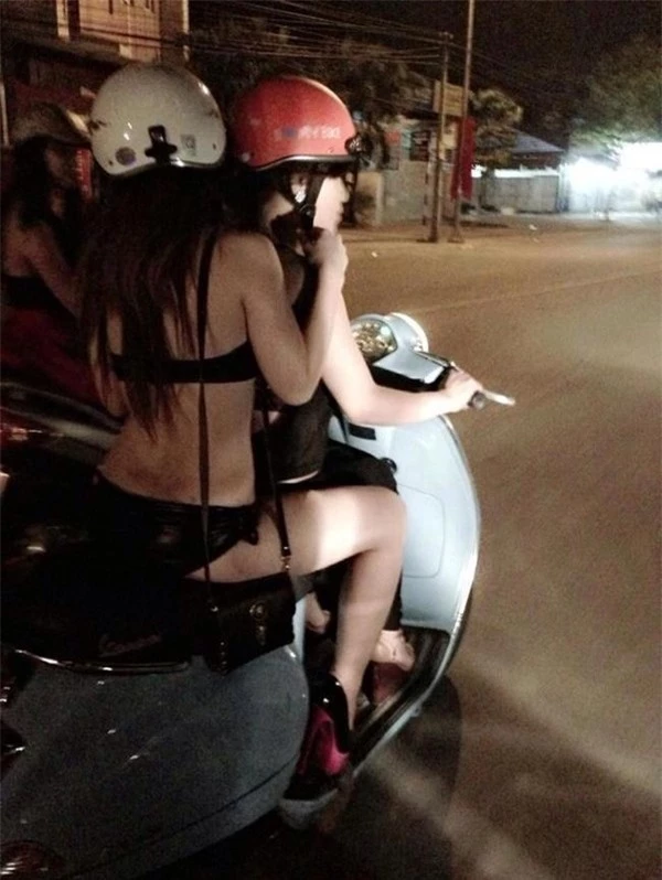 Những màn hở hang phản cảm của thiếu nữ Việt trên đường phố
