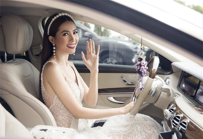 Phan Thị Mơ tự cầm lái xe sang chạy show, không thuê tài xế đưa đón như nhiều sao nữ khác.