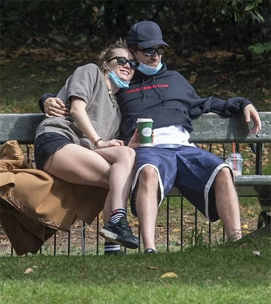 Pattinson và Suki Waterhouse ngồi thư giãn trong công viên vắng vẻ.