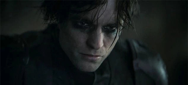 Robert Pattinson bắt đầu quay Batman từ cuối năm ngoái. Đến tháng 3, việc quay phim tạm dừng vì Covid-19. Đầu tháng 9, bom tấn siêu anh hùng khởi động trở lại tại phim trường ở ngoại ô London. Tuy nhiên Pattinson vừa tái xuất một hai ngày đã phải nghỉ vì mắc Covid-19.
