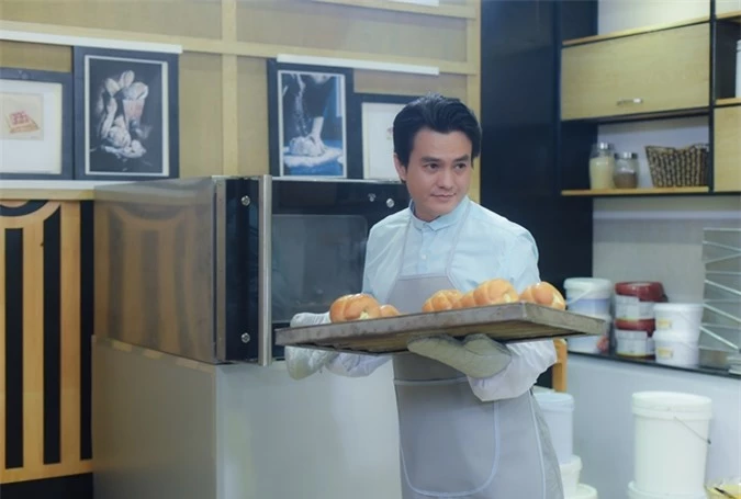 Cao Minh Đạt hóa thân thành thợ làm bánh.