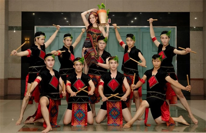 Vy Oanh chụp ảnh cùng dàn vũ công trong vai các anh trai bản. Ca khúc Hạnh phúc giả vờ cô mới phát hành đang được nhiều khán giả yêu thích, đặc biệt là chị em phụ nữ đã nếm trải đủ vui buồn trong hôn nhân.