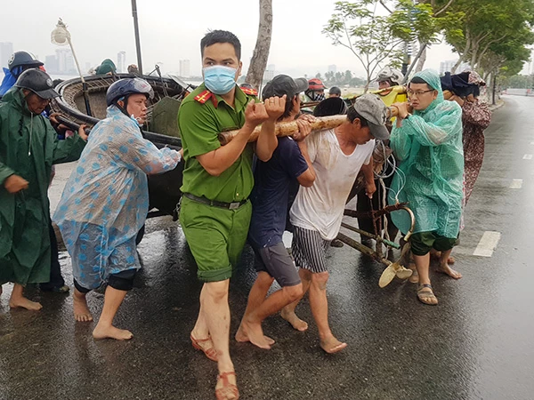 Công an phường Thọ Quang (quận Sơn Trà) cùng các lực lượng chức năng hỗ trợ bà con ngư dân đưa tàu thuyền lên bờ tránh bão số 5