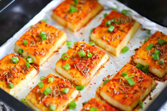 Chán rán hoặc sốt cà chua, cho đậu phụ vào nướng lại được món ngon bất ngờ