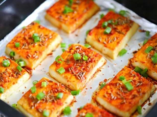 Chán rán hoặc sốt cà chua, cho đậu phụ vào nướng lại được món ngon bất ngờ