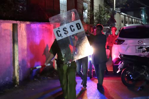 Lâm Đồng: Cảnh sát khống chế kẻ giết em trai rồi khóa cửa cố thủ