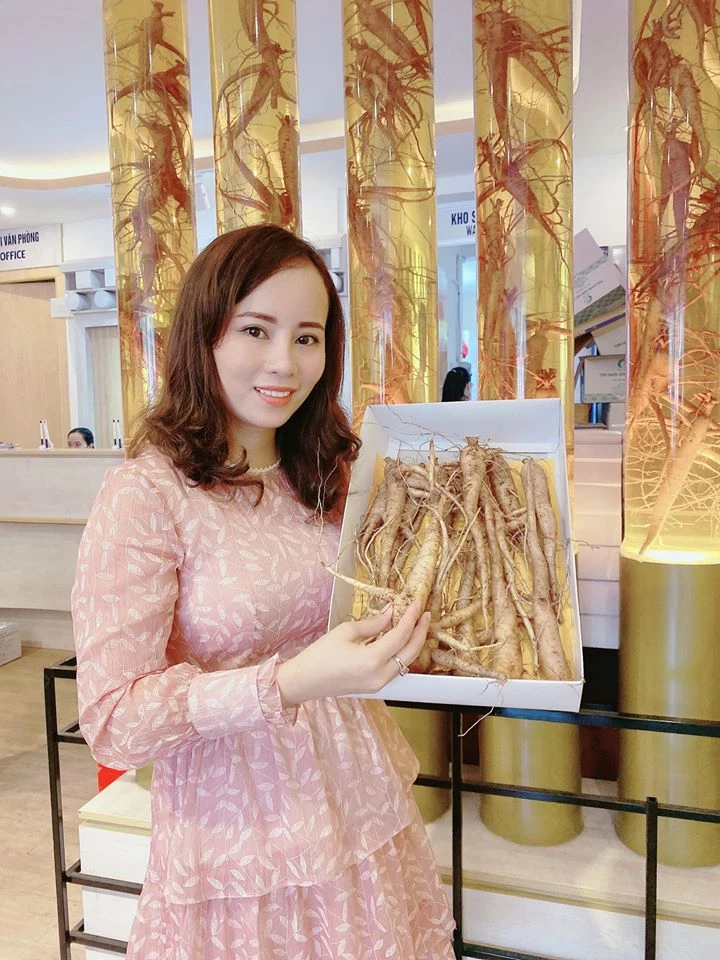 Chị Nguyễn Tố Uyên –  CEO & Fouder COLL GROUP bên các sản phẩm sâm Bố Chính mà mình phân phối. 