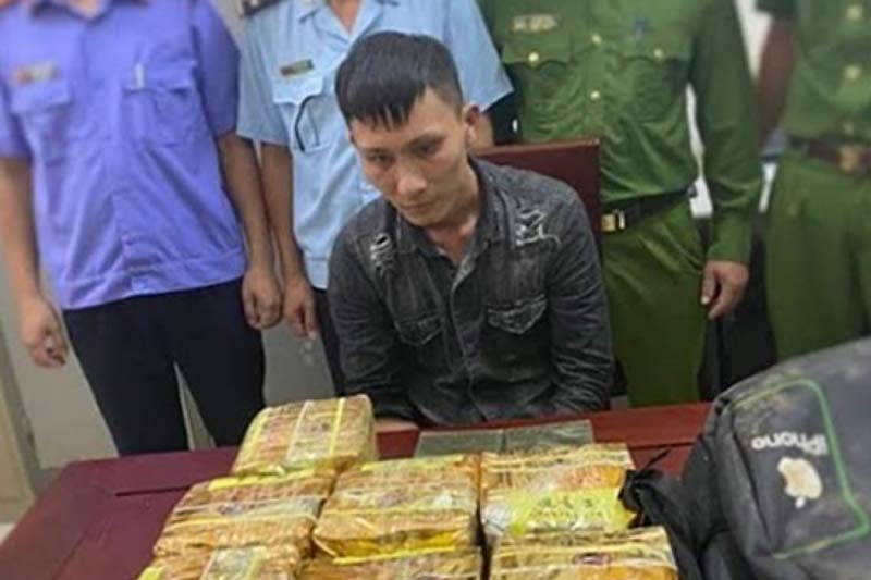 Nghệ An: Vứt cả ba lô chứa đầy ma túy, đối tượng tháo chạy trong đêm