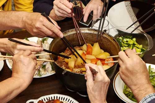 2 loại vi khuẩn trú ngụ trên đũa ăn sinh ra chất kịch độc: Thấy đũa có dấu hiệu này cần phải bỏ ngay