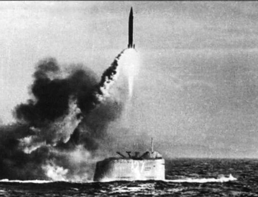 Tên lửa đạn đạo R-11FM được phóng từ tàu ngầm. Ảnh: Vpk.