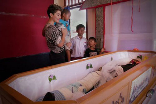 Kỳ lạ phong tục "sống với người chết" ở Indonesia
