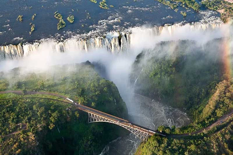 1. Thác Victoria, Zambia và Zimbabwe.