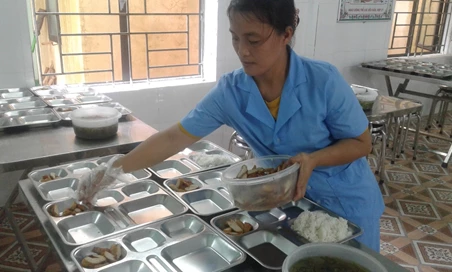 Chuẩn bị bữa ăn cho hs bán trú tại trường PTDTBT TH Tân Lập, Bắc Quang.