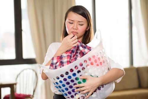 3 mẹo khử mùi hôi quần áo ẩm trong những ngày mưa nồm hiệu quả nhất