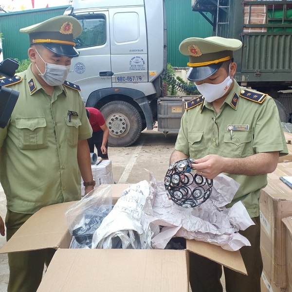 Lạng Sơn: Phát hiện 2.000 chân gà nhập lậu trôi nổi trên thị trường