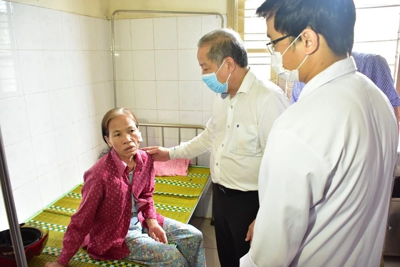 Chủ tịch UBND tỉnh Thừa Thiên Huế Phan Ngọc Thọ thăm các nạn nhân bị thương do bão số 5 tại Trung tâm Y tế thị xã Hương Thủy.